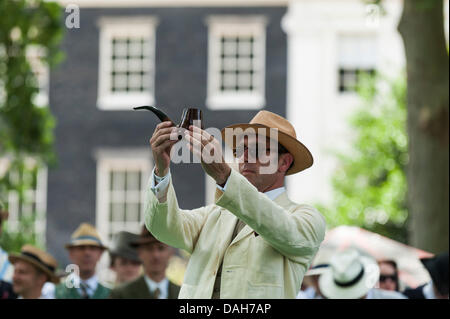 London, Großbritannien. 13. Juli 2013. Gustav Tempel, der Herausgeber der CHAP-Magazin Anzeige der offiziellen Chaps Olympiade Rohr zu Beginn der Eröffnungsfeier der Chaps Olympiade 2013. Alamy Leben Nachrichten. Fotograf: Gordon Scammell/Alamy leben Nachrichten Stockfoto