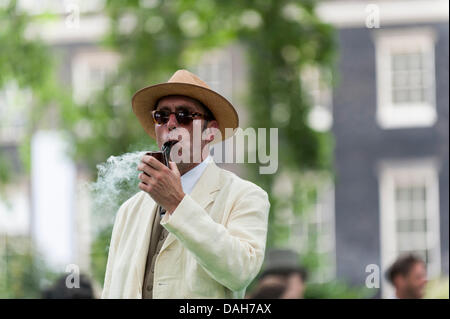 London, UK. 13. Juli 2013.  Gustave-Tempel, der Herausgeber des The Chap Magazine Rauchen das offizielle Chaps Olympiade Rohr um den Beginn der Olympiade signalisieren.  Alamy Live-Nachrichten.  Fotograf: Gordon Scammell/Alamy Live-Nachrichten Stockfoto