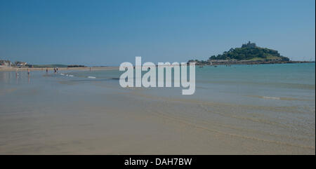 Cornwall, UK. 13. Juli 2013. Marazion Beach und St. Michael zu montieren, mit vielen Menschen am Strand Enjoing Wetter Credit: Bob Sharples/Alamy Live News Stockfoto