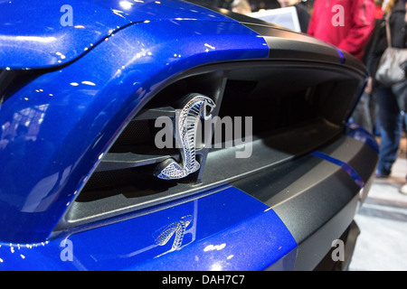 Ford Mustang Shelby Badge gezeigt am Kühlergrill Stockfoto