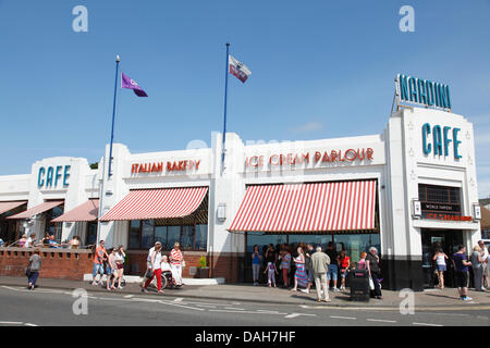 Largs, North Ayrshire, Schottland, Großbritannien, Samstag, 13. Juli 2013. Nardini's berühmtes Cafe und Eisdiele bei warmem, sonnigem Sommerwetter. Stockfoto