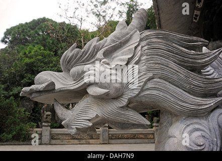 Guardian Dragon Temple Schnitzwerk der Singha / a Naga Xa Loi Tempel, Thuy Son Berg. Marble Mountains in der Nähe von Danang, Vietnam Stockfoto