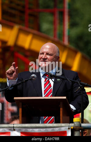 Bob Crow anlässlich der 129. Durham Miner Gala in Durham, England. Crow ist der Generalsekretär der National Union of Rail, Maritime und Transport Workers (RMT). Stockfoto