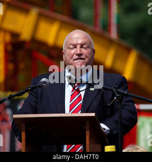 Bob Crow anlässlich der 129. Durham Miner Gala in Durham, England. Crow ist der Generalsekretär der National Union of Rail, Maritime und Transport Workers (RMT). Stockfoto