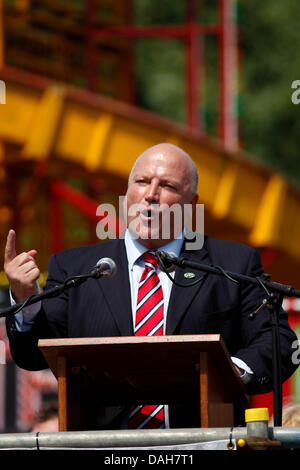 Bob Crow anlässlich der 129. Durham Miner Gala in Durham, England. Crow ist der Generalsekretär der National Union of Rail, Maritime und Transport Workers (RMT). Stockfoto