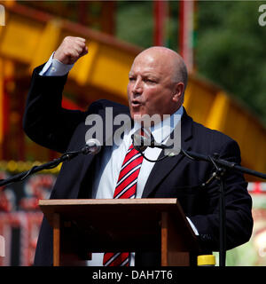 Bob Crow anlässlich der 129. Durham Miner Gala in Durham, England. Crow ist der Generalsekretär der National Union of Rail, Maritime und Transport Workers (RMT). Stockfoto