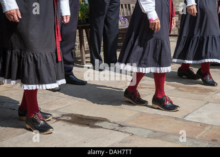 „pennyroyal“ Step Clog Dancers beim Clogfest Festival exklusiv für Step-Clogging. Tänzer, die schwarze Röcke und rote Strümpfe trugen, aus ganz England versammelten sich in Skipton, North Yorkshire, zum 10. Jahrestag des Clog-Fests. Clogfest ist das jährliche National Gathering for the Step Clog Dancing Community mit Tänzerinnen in harten Schuhen, die im Skipton Castle auftreten. Stockfoto