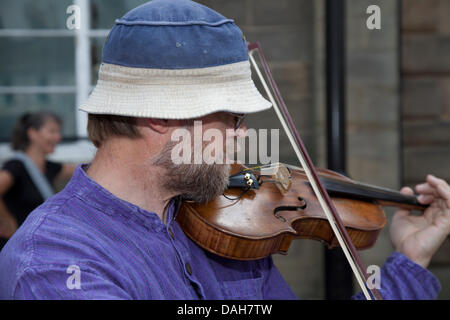 Spielen Geige in Skipton, Großbritannien, dem 13. Juli, 2013. Musikalische Begleitung für Schritt Tänzer Verstopfen am Clogfest Festival ausschließlich für Schritt - Verstopfung. Tänzerinnen und Tänzer aus ganz England versammelt in Skipton, North Yorkshire, zum 10. Jahrestag Verstopfen - fest. Clogfest ist die jährliche nationale Versammlung für den Step dancing Gemeinschaft Verstopfen mit Tänzerinnen in Skipton Castle, das Rathaus, Victoria Square und dem Canal Basin. Stockfoto