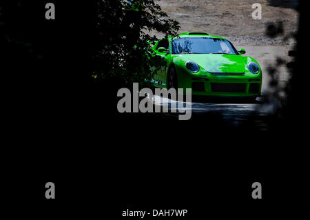 Chichester, UK. 13. Juli 2013. Ein Ruf-Porsche macht seinen Weg durch die Bäume während der Tag2 des 2013 Goodwood Festival of Speed auf dem Gelände des Goodwood House. Bildnachweis: Action Plus Sport Bilder/Alamy Live News Stockfoto