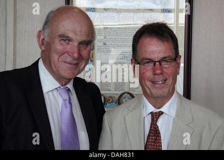 Chesterfield, Vereinigtes Königreich. 13. Juli 2013. Wirtschaftsminister, befasst sich mit Vince Cable Midlands Wirtschaftsführer in Midlands-Gala-Dinner, Proact Stadion, Chesterfield, Derbyshire, UK. Vince Kabel (L) und IHK-Hauptgeschäftsführer Derbyshire & Nottinghamshire, George Cowcher (R) beim Pre-Dinner Apéro. Bildnachweis: Deborah Vernon/Alamy Live-Nachrichten Stockfoto