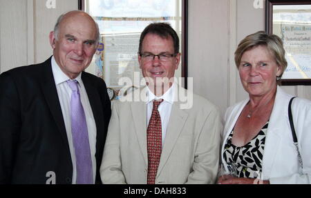 Chesterfield, Vereinigtes Königreich. 13. Juli 2013. Wirtschaftsminister, befasst sich mit Vince Cable Midlands Wirtschaftsführer "Midlands-Gala-Dinner", Proact Stadion, Chesterfield, Derbyshire, UK.  (L-R) Vince Cable, Chief Executive Derbyshire & Nottinghamshire Chamber Of Commerce, George Cowcher, Ehefrau von Vince Cable, Rachel Smith bei pre-Dinner Apéro. Bildnachweis: Deborah Vernon/Alamy Live-Nachrichten Stockfoto