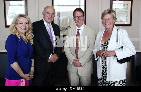 Chesterfield, Vereinigtes Königreich. 13. Juli 2013.  Wirtschaftsminister, befasst sich mit Vince Cable Midlands Wirtschaftsführer "Midlands-Gala-Dinner", Proact Stadion, Chesterfield, Derbyshire, UK.  (L-R) LIB dem PPC für Chesterfield, Julia Cambridge, Vince Cable, Chief Executive Derbyshire & Nottinghamshire Chamber Of Commerce, George Cowcher, Ehefrau von Vince Cable, Rachel Smith bei pre-Dinner Apéro. Bildnachweis: Deborah Vernon/Alamy Live-Nachrichten Stockfoto