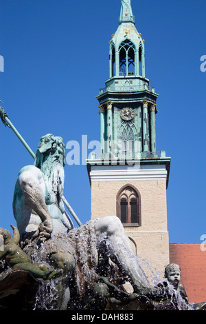 Neptun-Statue und Brunnen (Neptunbrunnen) und Marienkirche Kirche Turm Mitte Berlin Deutschland Stockfoto