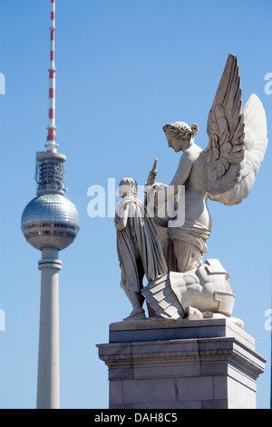 Fernsehturm Fernsehturm mit Statue des Engels auf Brücke im Vordergrund Mitte Berlin Deutschland Stockfoto