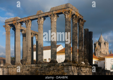 Evora Templo de Diana römische Tempel und zentralen Turm von Sé / Dom bei Sonnenuntergang Évora Alentejo Portugal Stockfoto