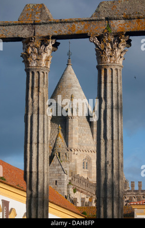 Évora Kathedrale Sé Turm gesehen durch Säulen des Templo de Diana / Roman Temple bei Sonnenuntergang Évora Alentejo Portugal Stockfoto