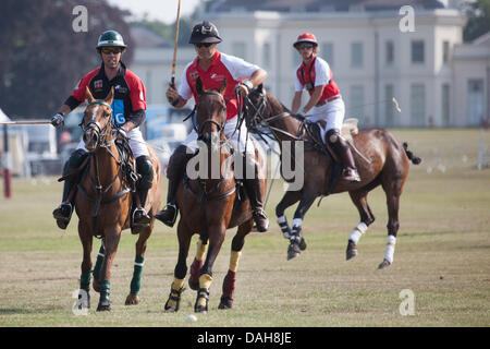 Hylands Park, Essex, England. 13. Juli 2013. Interlagos Vs Duke beim Duke of Essex Polo Grand Prix im Hylands Park, Essex, auf Samstag, 13. Juli 2013. Bildnachweis: Charlotte Moss/Alamy Live-Nachrichten Stockfoto