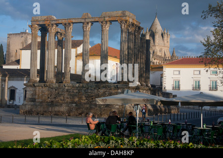 Évora Templo da Diana römische Tempel und Türme der Sé / Dom bei Sonnenuntergang Evora Alentejo Portugal Stockfoto