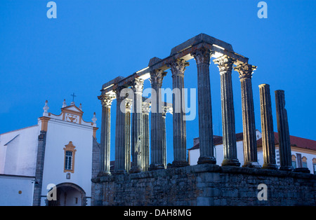 Evora Templo da Diana Roman Temple und Convento Dos Loios Kirche in der Dämmerung / Dämmerung / Nacht Evora Alentejo Portugal Stockfoto