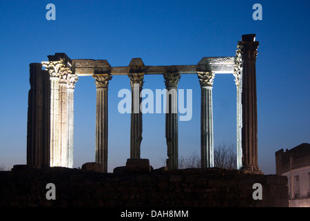 Evora Templo da Diana Roman Temple in der Dämmerung / Dämmerung / Nacht Evora Alentejo Portugal Stockfoto