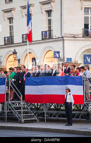 Tours, Frankreich. 13. Juli 2013. Beamten vor dem Rathaus oder dem Hotel de Ville von Touren für die Bastille-Tag feiern am 14. Juli in Tours, Frankreich, am Samstag, 13. Juli 2013 Credit: Julian Elliott/Alamy Live News Stockfoto