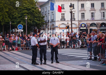 Tours, Frankreich. 13. Juli 2013. Menschen sammeln in Touren für die Feierlichkeiten zum Tag der Bastille am 14. Juli in Tours, Frankreich, am Samstag Juli 13, 2013 Credit: Julian Elliott/Alamy Live News Stockfoto