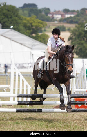 Hylands Park, Essex, England. 13. Juli 2013. Springsport auf des Herzogs von Essex Polo Grand Prix in Hylands Park, Essex, auf Samstag, 13. Juli 2013. Bildnachweis: Charlotte Moss/Alamy Live-Nachrichten Stockfoto