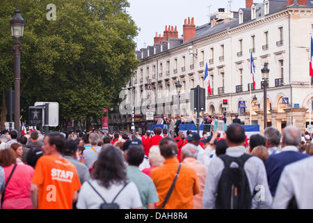 Tours, Frankreich. 13. Juli 2013. Beamten vor dem Rathaus oder dem Hotel de Ville von Touren für die Bastille-Tag feiern am 14. Juli in Tours, Frankreich, am Samstag, 13. Juli 2013 Credit: Julian Elliott/Alamy Live News Stockfoto