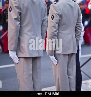 Tours, Frankreich. 13. Juli 2013. Armeebeamte vor dem Rathaus oder dem Hotel de Ville von Touren für die Bastille-Tag feiern am 14. Juli in Tours, Frankreich, am Samstag, 13. Juli 2013 Credit: Julian Elliott/Alamy Live News Stockfoto