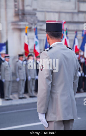 Tours, Frankreich. 13. Juli 2013. Als Offizier vor dem Rathaus oder dem Hotel de Ville von Touren für die Bastille-Tag feiern am 14. Juli in Tours, Frankreich, am Samstag, 13. Juli 2013 Credit: Julian Elliott/Alamy Live News Stockfoto