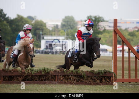 Hylands Park, Essex, England. 13. Juli 2013. Shetland Pony Racing an den Herzog von Essex Polo Grand Prix in Hylands Park, Essex, auf Samstag, 13. Juli 2013. Bildnachweis: Charlotte Moss/Alamy Live-Nachrichten Stockfoto