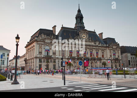 Tours, Frankreich. 13. Juli 2013. Menschen sammeln in Touren für die Feierlichkeiten zum Tag der Bastille am 14. Juli in Tours, Frankreich, am Samstag Juli 13, 2013 Credit: Julian Elliott/Alamy Live News Stockfoto