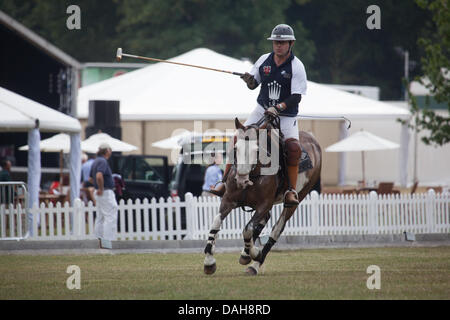 Hylands Park, Essex, England. 13. Juli 2013. Ein Spieler vertreten die Kingg beim Duke of Essex Polo Grand Prix im Hylands Park, Essex, auf Samstag, 13. Juli 2013. Bildnachweis: Charlotte Moss/Alamy Live-Nachrichten Stockfoto