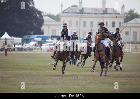 Hylands Park, Essex, England. 13. Juli 2013. Lea Vs The Kingg beim Duke of Essex Polo Grand Prix im Hylands Park, Essex, auf Samstag, 13. Juli 2013. Bildnachweis: Charlotte Moss/Alamy Live-Nachrichten Stockfoto