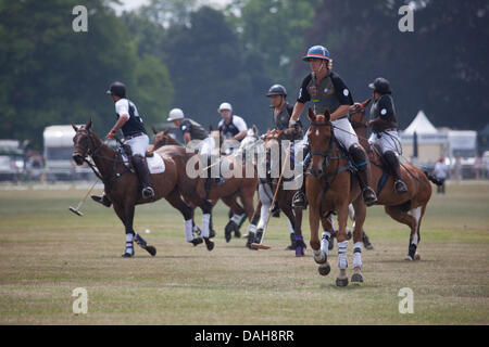 Hylands Park, Essex, England. 13. Juli 2013. Lea Vs The Kingg beim Duke of Essex Polo Grand Prix im Hylands Park, Essex, auf Samstag, 13. Juli 2013. Bildnachweis: Charlotte Moss/Alamy Live-Nachrichten Stockfoto