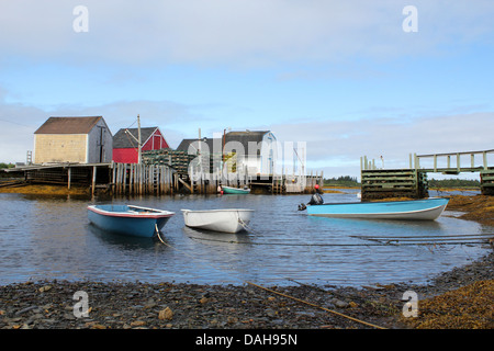 Angelegte Boote und Angeln Schuppen an der malerischen Kanadischen Fischerdorf, Blaue Steine, Lunenburg County, Nova Scotia, Kanada Stockfoto