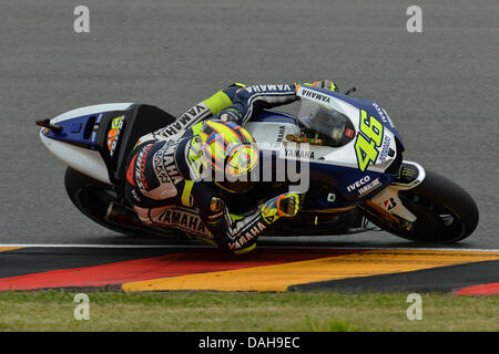 Oberlungwitz, Deutschland. 13. Juli 2013.  Valentino Rossi (Yamaha Factory Racing), während die deutschen Motorradweltmeisterschaft aus TheSachsenring-Rennstrecke. Bildnachweis: Action Plus Sport Bilder/Alamy Live News Stockfoto