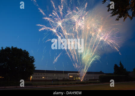 Feuerwerk über dem großen Haus zu bringen, um eine enge Feierlichkeiten die Schließung von Rheindahlen Military Complex Stockfoto