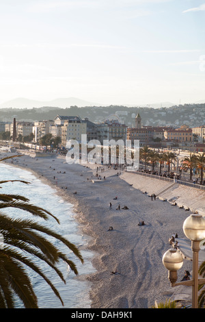 Der Strand in Nizza von oben mit einer Palme in den Vordergrund, Promenade des Anglais, Nizza, Frankreich. Stockfoto