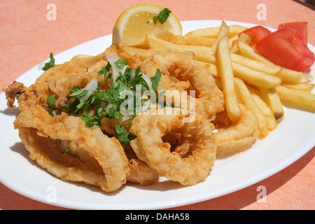 Tief gebratener Tintenfisch Ringe und Pommes frites Essen - geringe Schärfentiefe Stockfoto