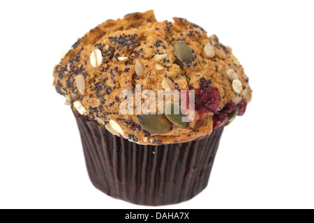 Gesunden Bran Muffin mit Samen und Nüssen - Studio mit einem weißen Hintergrund und geringe Schärfentiefe erschossen Stockfoto
