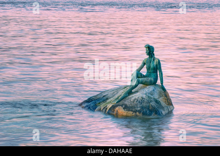 Girl In A Neoprenanzug Bronze Statue bei Dämmerung, Stanley Park, Vancouver, Britisch-Kolumbien, Kanada. Stockfoto