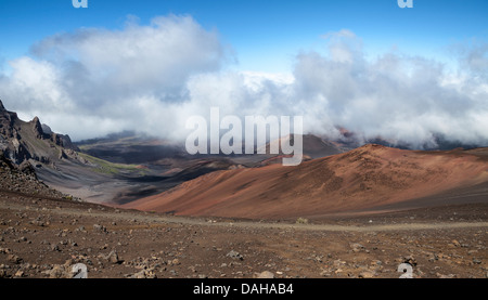 Wolken fegen über den Haleakala National Park auf Maui Stockfoto