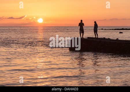 Paar Sonnenuntergang am Anaehoomalu Beach auf der Big Island von Hawaii Stockfoto