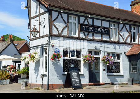 Die Swan Pub, Manor Road, Walton-on-Thames, Surrey, England, Vereinigtes Königreich Stockfoto