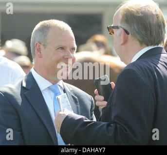 Newmarket, Suffolk, UK. 13. Juli 2013. Tödlicher Gewalt (Nr. 4, ganz links)), Cup geritten von Adam Kirby und trainiert von Clive Cox, gewinnt die Gruppe 1 Juli für drei-jährigen und aufwärts am 13. Juli 2013 in Newmarket Racecourse in Newmarket, Suffolk, Großbritannien. Bildnachweis: Bob Mayberger/Eclipse/ZUMAPRESS.com/Alamy Live-Nachrichten Stockfoto