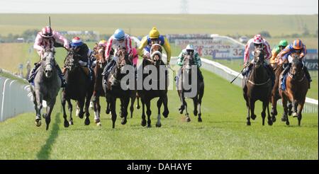 Newmarket, Suffolk, UK. 13. Juli 2013. Tödlicher Gewalt (Nr. 4, ganz links)), Cup geritten von Adam Kirby und trainiert von Clive Cox, gewinnt die Gruppe 1 Juli für drei-jährigen und aufwärts am 13. Juli 2013 in Newmarket Racecourse in Newmarket, Suffolk, Großbritannien. Bildnachweis: Bob Mayberger/Eclipse/ZUMAPRESS.com/Alamy Live-Nachrichten Stockfoto