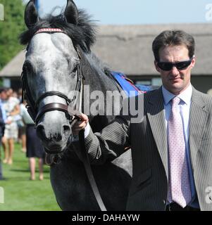 Newmarket, Suffolk, UK. 13. Juli 2013. Tödlicher Gewalt (Nr. 4, ganz links)), Cup geritten von Adam Kirby und trainiert von Clive Cox, gewinnt die Gruppe 1 Juli für drei-jährigen und aufwärts am 13. Juli 2013 in Newmarket Racecourse in Newmarket, Suffolk, Großbritannien. Bildnachweis: Bob Mayberger/Eclipse/ZUMAPRESS.com/Alamy Live-Nachrichten Stockfoto