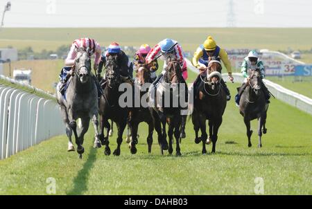 Newmarket, Suffolk, UK. 13. Juli 2013. Tödlicher Gewalt (Nr. 4, ganz links)), Cup geritten von Adam Kirby und trainiert von Clive Cox, gewinnt die Gruppe 1 Juli für drei-jährigen und aufwärts am 13. Juli 2013 in Newmarket Racecourse in Newmarket, Suffolk, Großbritannien. Bildnachweis: Bob Mayberger/Eclipse/ZUMAPRESS.com/Alamy Live-Nachrichten Stockfoto