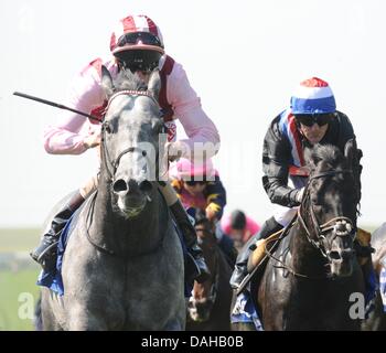 Newmarket, Suffolk, UK. 13. Juli 2013. Tödlicher Gewalt (Nr. 4, ganz links)), Cup geritten von Adam Kirby und trainiert von Clive Cox, gewinnt die Gruppe 1 Juli für drei-jährigen und aufwärts am 13. Juli 2013 in Newmarket Racecourse in Newmarket, Suffolk, Großbritannien. Bildnachweis: Bob Mayberger/Eclipse/ZUMAPRESS.com/Alamy Live-Nachrichten Stockfoto